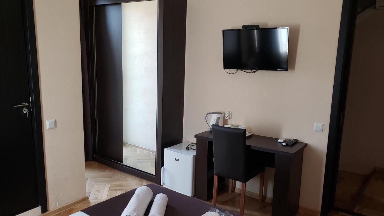 Family Guest House Tbilisi ภายนอก รูปภาพ